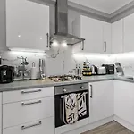 2-Bedroom Thameside Getaway